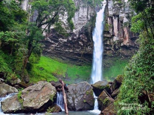 air terjun putri malu