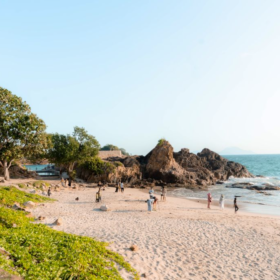 Foto pemandangan di pantai marina